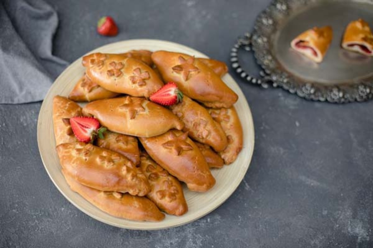 Пирожки из свежей клубники