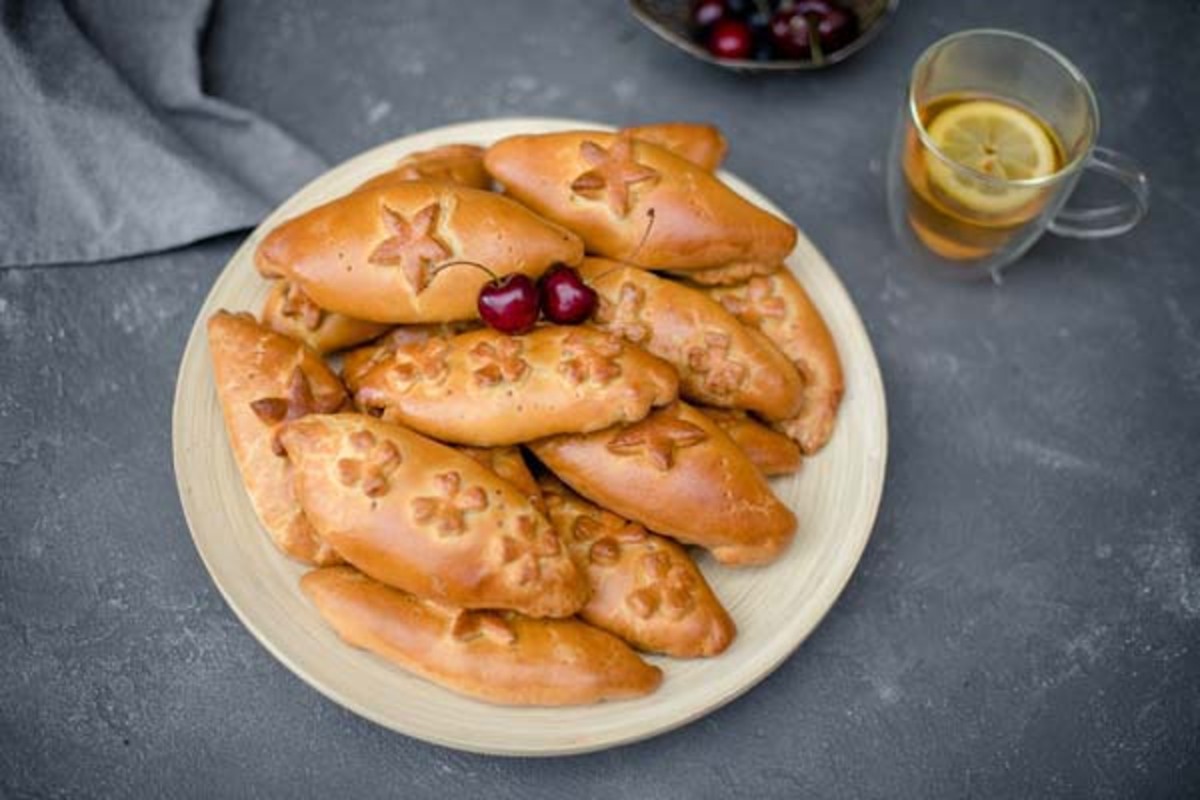 Пирожки из свежей вишни