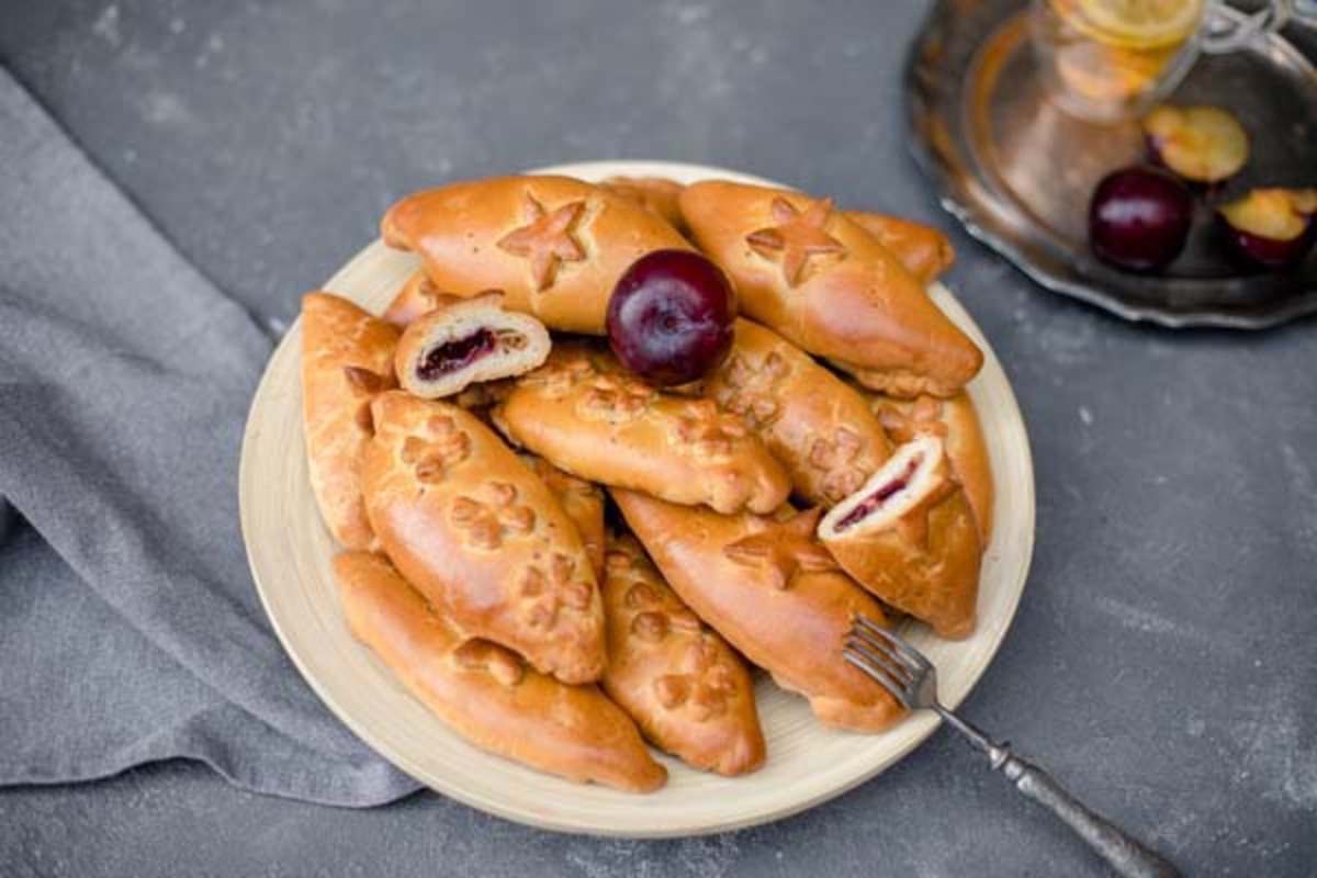 Пирожки из свежей сливы